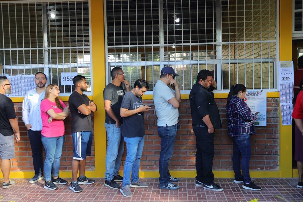 Hondureños hacen fila en un centro de votación, en Tegucigalpa, en el marco de las elecciones generales que definirán si el partido Libertad y Refundación (Libre, izquierda) se mantiene en el poder o si retorna el bipartidismo tradicional de los Partido Nacional y Liberal. FOTO: GUSTAVO AMADOR. EFE