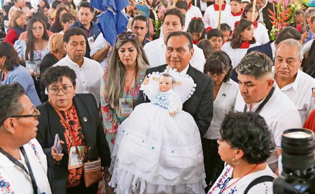 El Niñopa salió de la Catedral de San Bernardino, en Xochimilco, a la casa de Silvia Hernández y Daniel Ricardo López, quienes serán mayordomos en este 2025 3 de febrero. Foto: Axel Sánchez / EL UNIVERSAL
