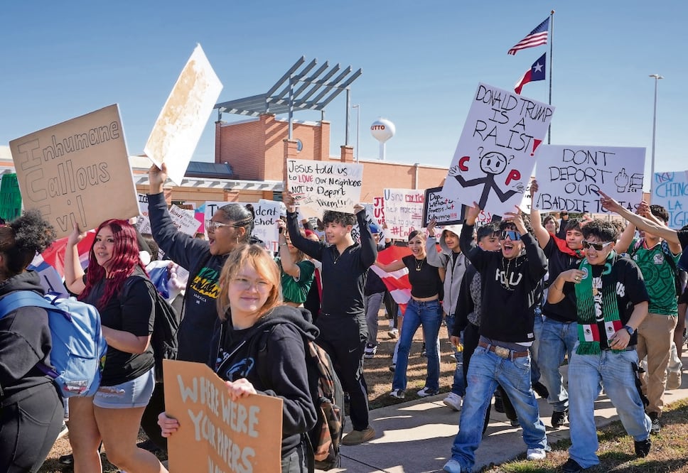Estudiantes protestan contra el Servicio de Inmigración y Control de Aduanas (ICE) frente al ayuntamiento de Hutto, Texas, el 5 de febrero pasado. Foto: Jay Janner / AP