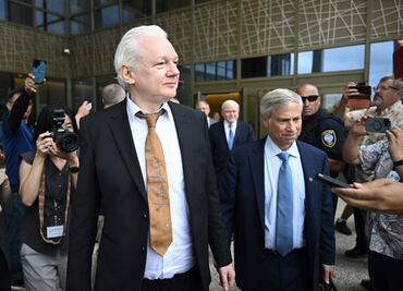 Julian Assange, fundador de Wikileaks, asiste a funeral del papa Francisco; agradece apoyo del Pontífice durante persecución