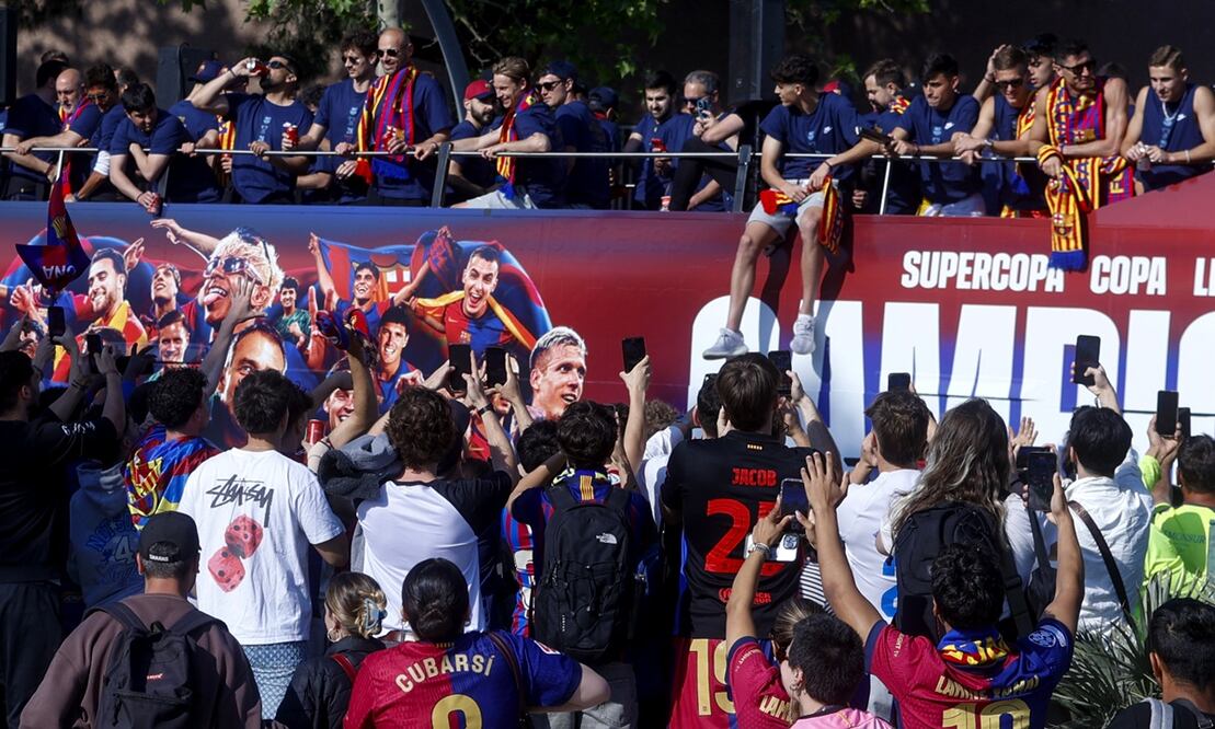 Jugadores del Barcelona celebran la consecución del triplete nacional (Supercopa de España, Copa del Rey y LaLiga (conquistada ayer ante el Espanyol) por las calles de la capital catalana, el viernes 16 de mayo de 2025. Foto: EFE