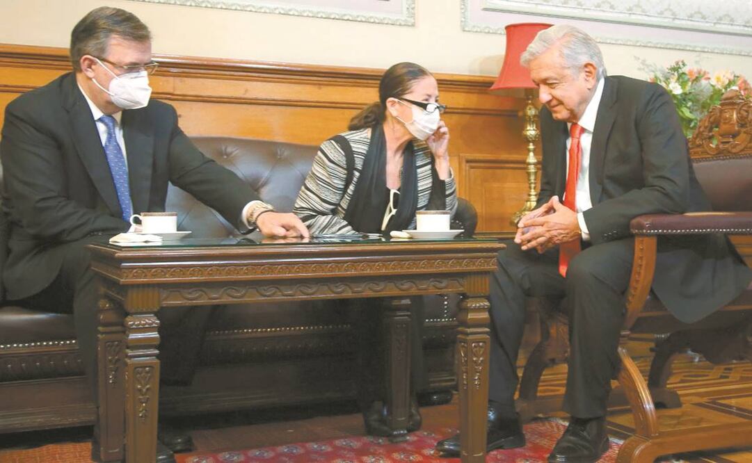 Con la presencia en Palacio Nacional del canciller Marcelo Ebrard, el presidente Andrés Manuel López Obrador conversó telefónicamente ayer con Kamala Harris, vicepresidenta de Estados Unidos, quien le informó acerca de la donación. Foto: Tomada de Twitter