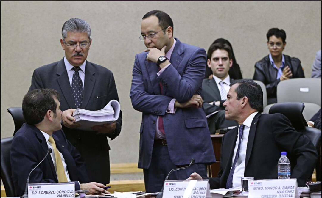 Consejeros dialogan durante la sesión extraordinaria del Consejo General del INE. /Tomada de @INEMexico