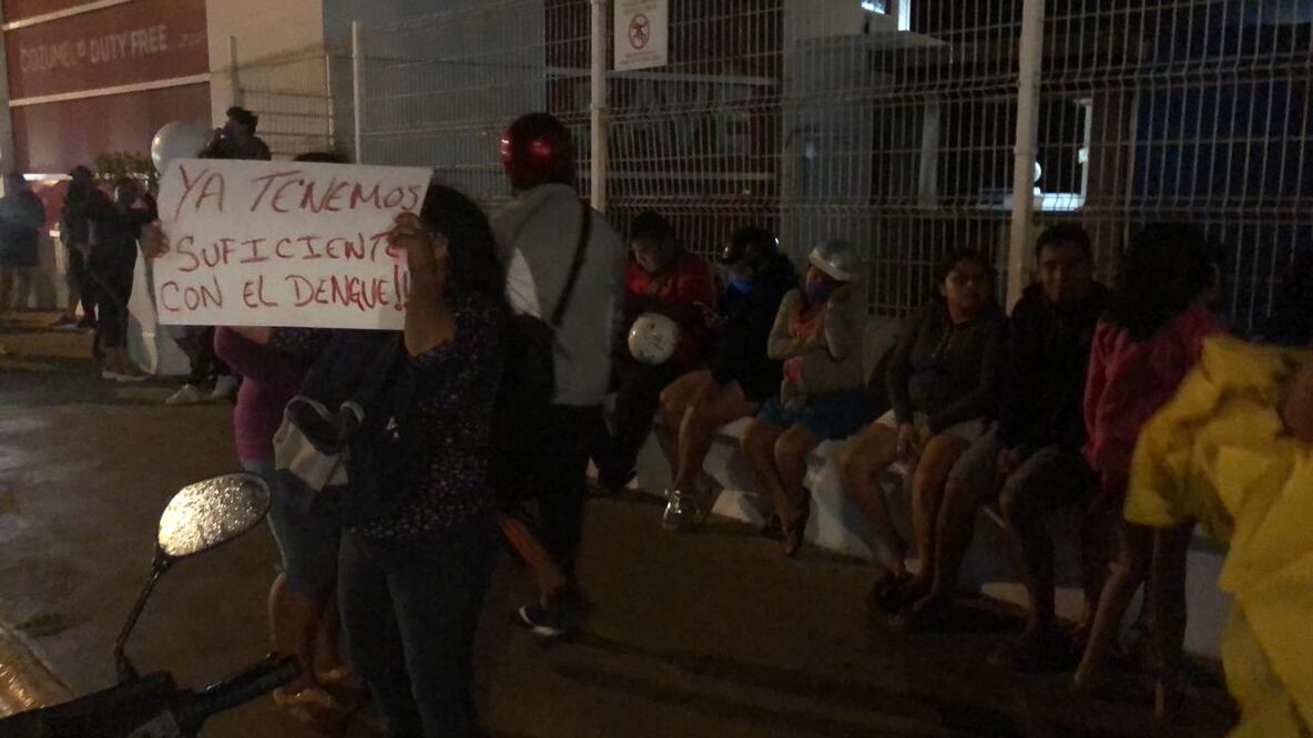 Habitantes se manifiestan en el malecón en contra del desembarque de pasajeros del crucero Meravigilia de MCS. FOTO: Especial