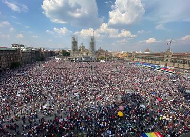 Tras 5 horas de marcha, simpatizantes piden reelección a AMLO; dice que no