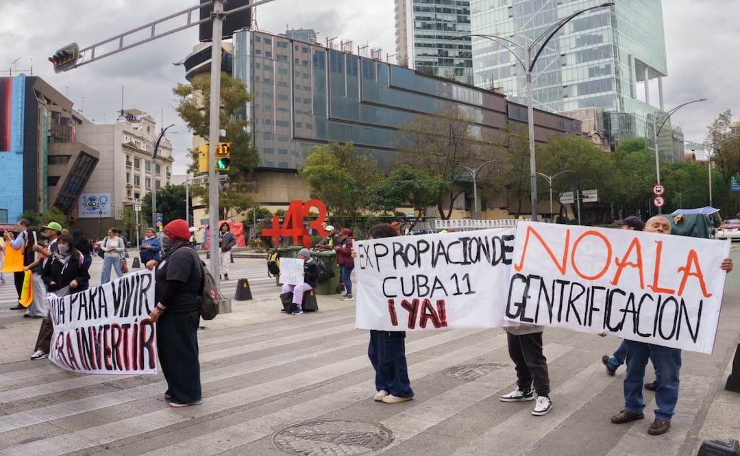Bloquean Paseo de la Reforma; manifestantes exigen alto a los desalojos. Foto: Osmar Alvarado