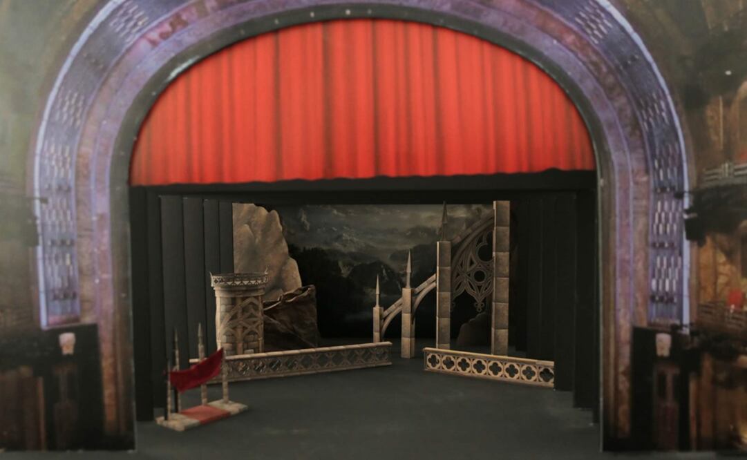 La Compañía Nacional de Danza presentará por primera vez "El Lago de los Cisnes" en el Palacio de Bellas Artes, tras 40 años de ofrecer una versión corta e infantil en el Bosque de Chapultepec. La foto muestra la maqueta de la escenografía que realizó Rem Studio MX. Foto: Alejandra Leyva / EL UNIVERSAL