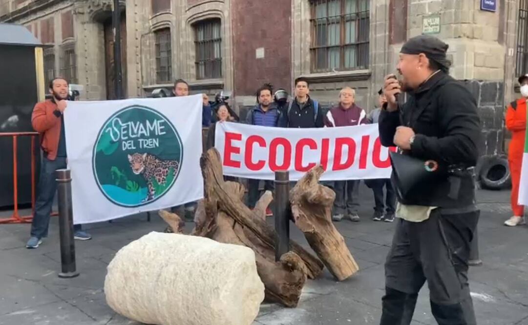 "¡Sin cenotes no hay paraíso!", arengan los activistas que están en la calle de Moneda y Correo Mayor. Foto: captura de pantalla