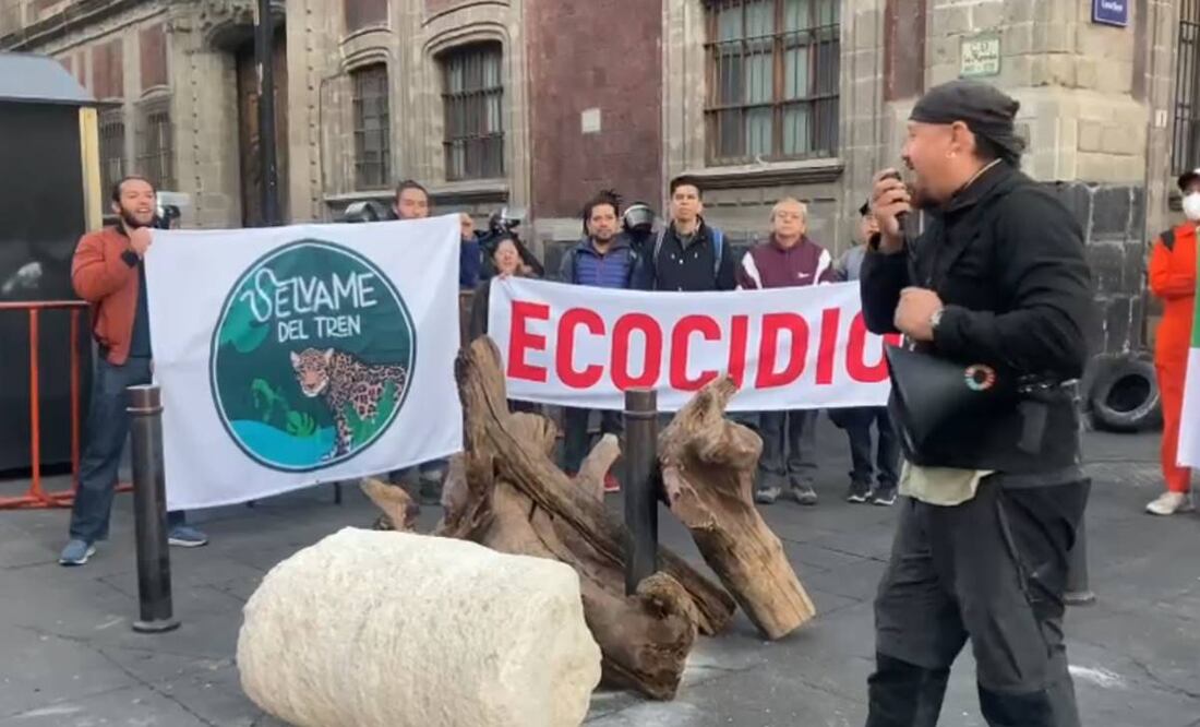 "¡Sin cenotes no hay paraíso!", arengan los activistas que están en la calle de Moneda y Correo Mayor. Foto: captura de pantalla