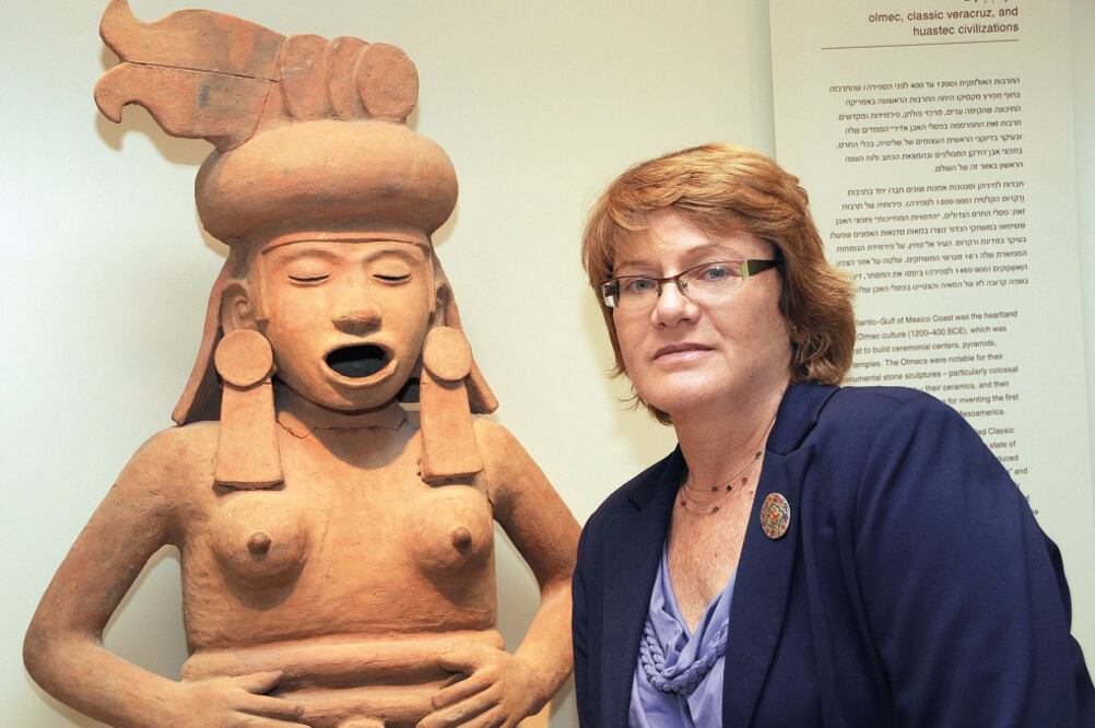 La curadora Yvonne Fleitman muestra una de las piezas más importantes de la colección de México (JANA BERIS. EL UNIVERSAL)