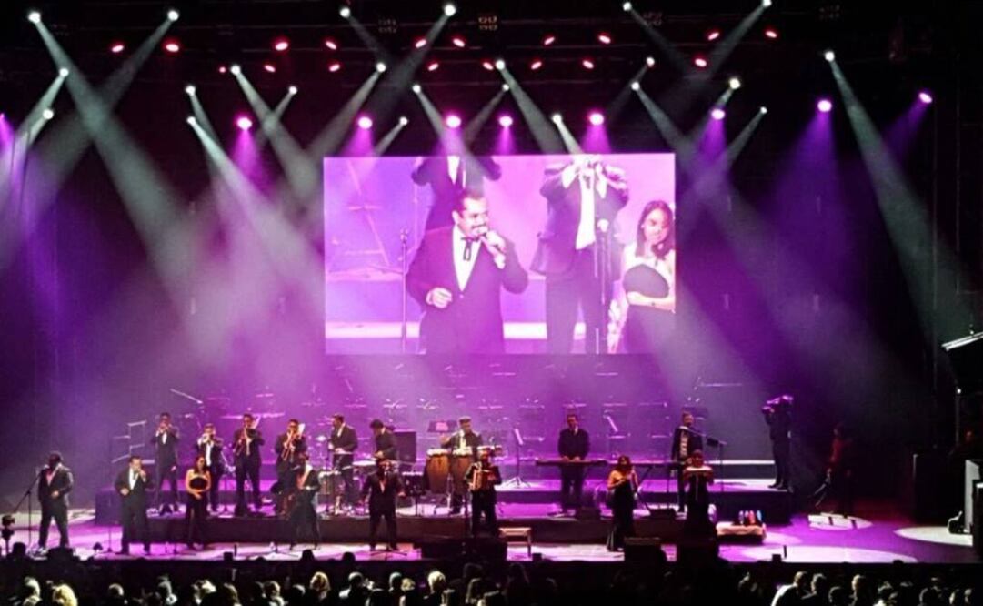 "No los oigo gritar. Iba a decir el DF, pero ahora es la Ciudad de México , ¡que viva!", saludó Elías Mejía antes de "La cumbia del acordeón". FOTO: Twitter/@angelesazulesmx.