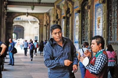 Pese a prohibiciones, los mexicanos siguen fumando