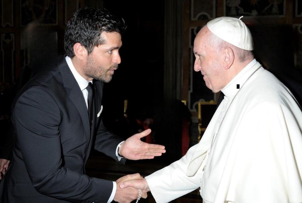 El productor, actor y activista provida, Eduardo Verástegui, con el Papa Francisco. Foto: Especial