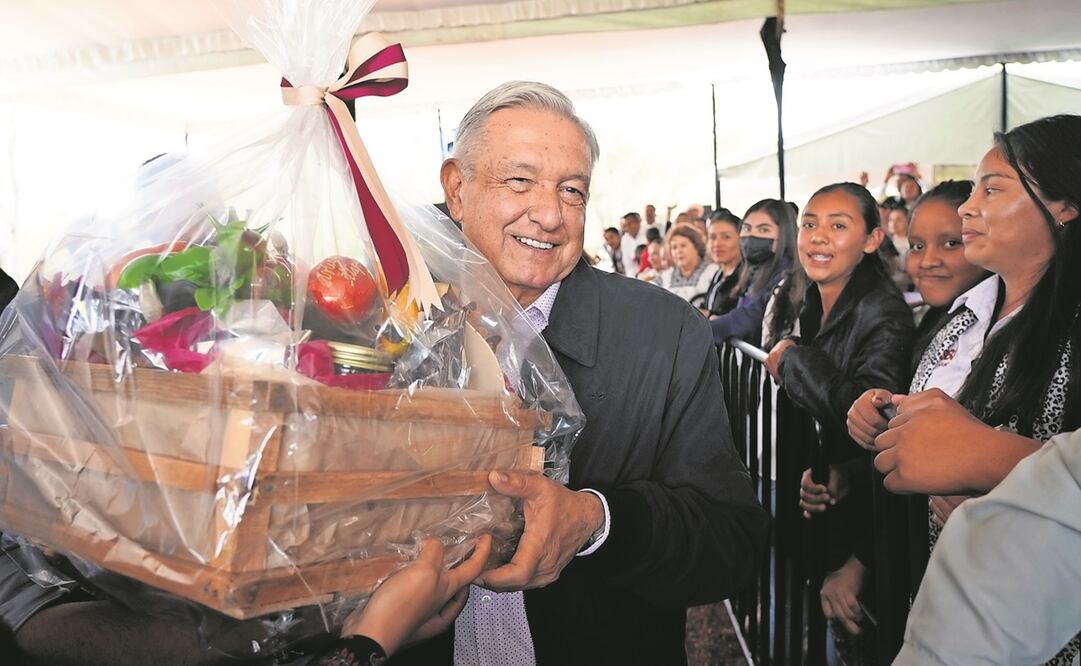 El Presidente recibió algunos regalos en su visita a Michoacán. Foto: Presidencia