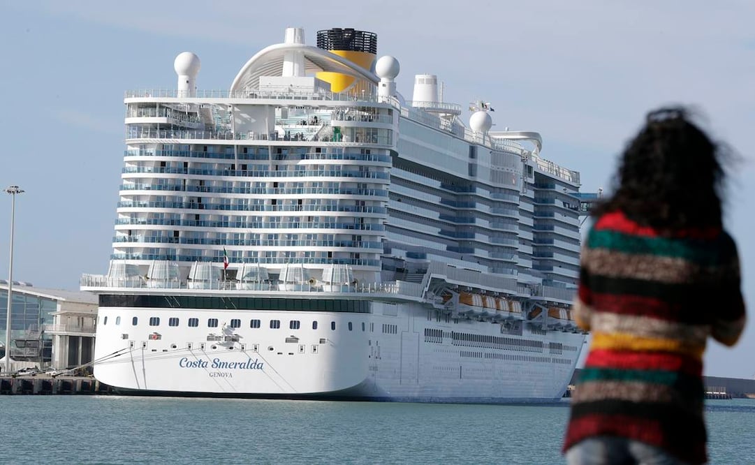 Los 7 mil viajeros, entre ellos 6 mil turistas, esperan la autorización para desembarcar (Foto: AP)