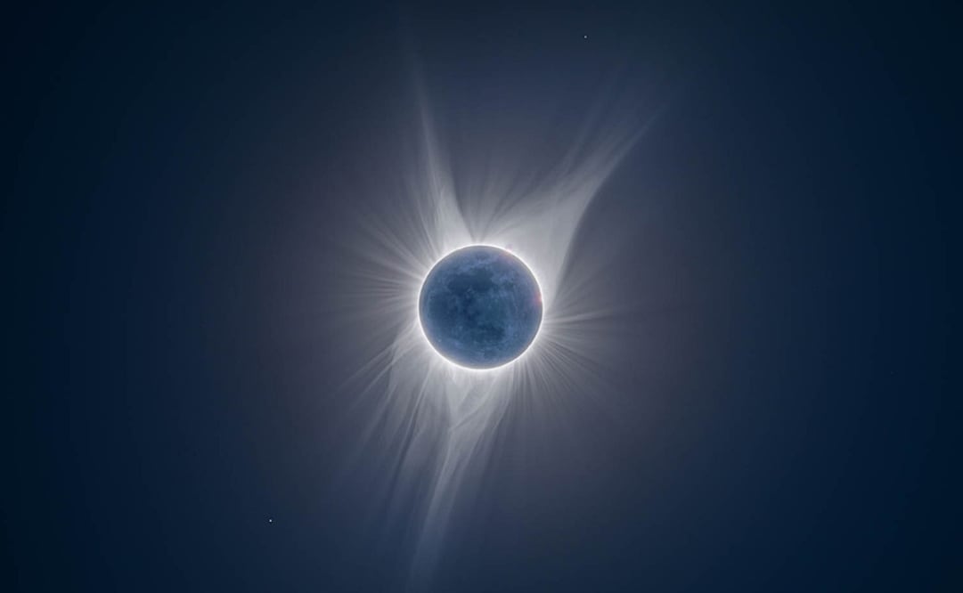 Durante un eclipse solar total, el brillo de la corona solar oculta detalles de la Luna a los ojos humanos. Pero al superponer múltiples exposiciones digitales, en este caso de dos segundos a 1/2000 de segundo, se puede revelar mucho más. Al hacerlo, la fotografía eXtreme High Dynamic Range (XHDR) muestra no la brillante corona solar, y la luna, que se refleja en la Tierra. "La Tierra brilla". (Foto: Peter Ward)
