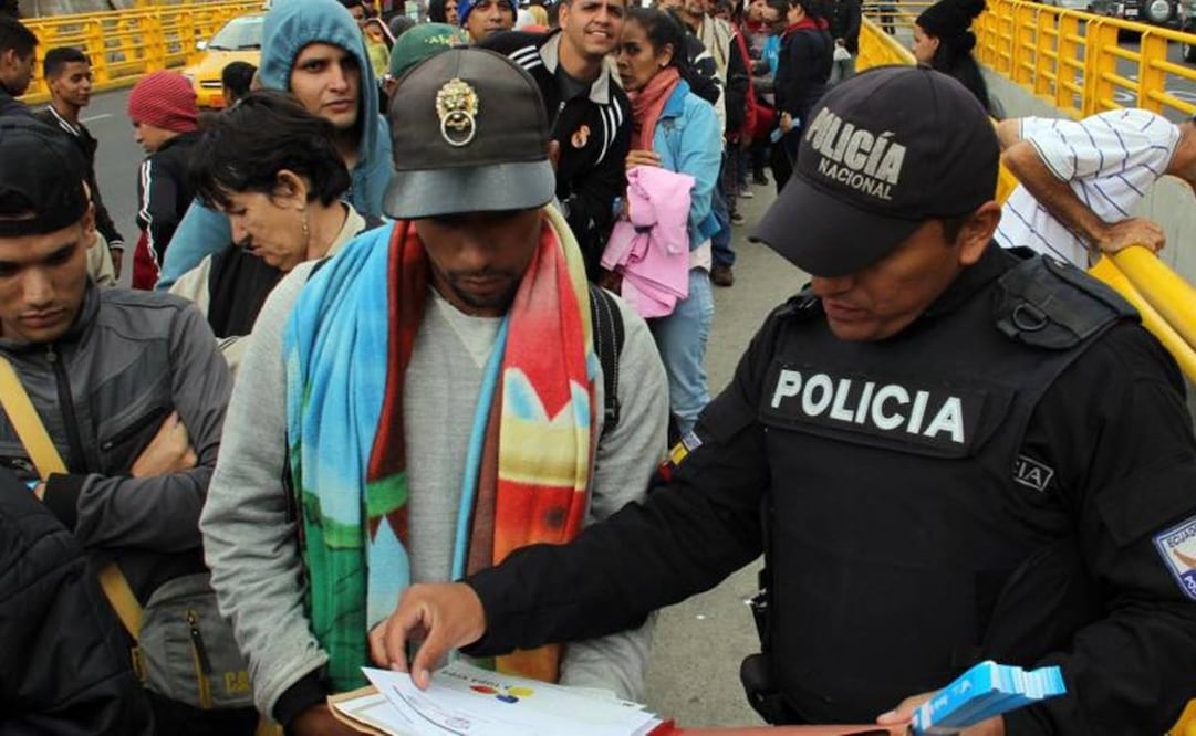 En todos los puestos de control, los extranjeros y propios encontrarán funcionarios que les brindarán información (Foto: EFE)