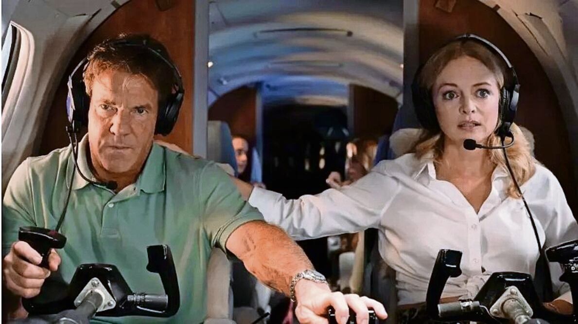 Heather Graham interpreta a la mujer que apoyó a su esposo a pilotear un avión en medio de la crisis. Foto: Amazon Prime