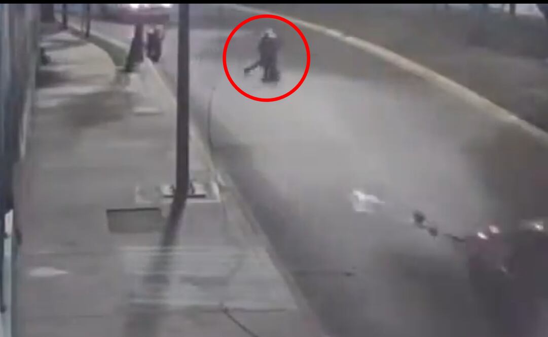 Al ver la agresión, varios conductores se detuvieron para someter al sujeto / Captura de pantalla