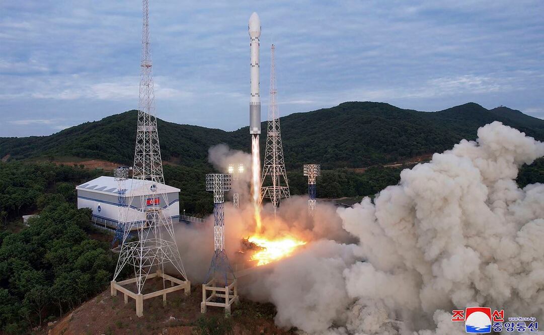 Imagen del presunto lanzamiento de un cohete espacial proporcionada por el gobierno norcoreano. Foto: Archivo/KCNA vía AP