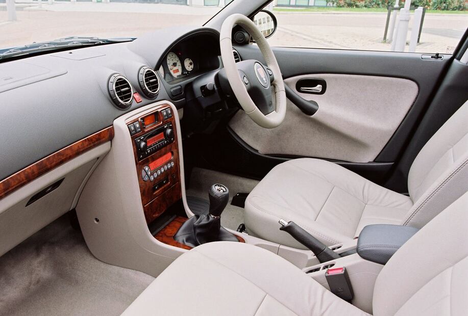 Algunas piezas son compartidas con otros autos.