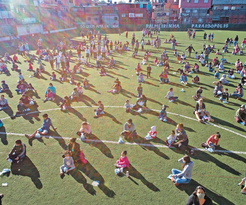 s se reunieron ayer en un campo de futbol en la favela de Paraisópolis, en Sao Paulo, para recibir productos de limpieza y cubrebocas para niños, proporcionados por una organización. El país es el primero en América Latina en casos y decesos por Covid-19.