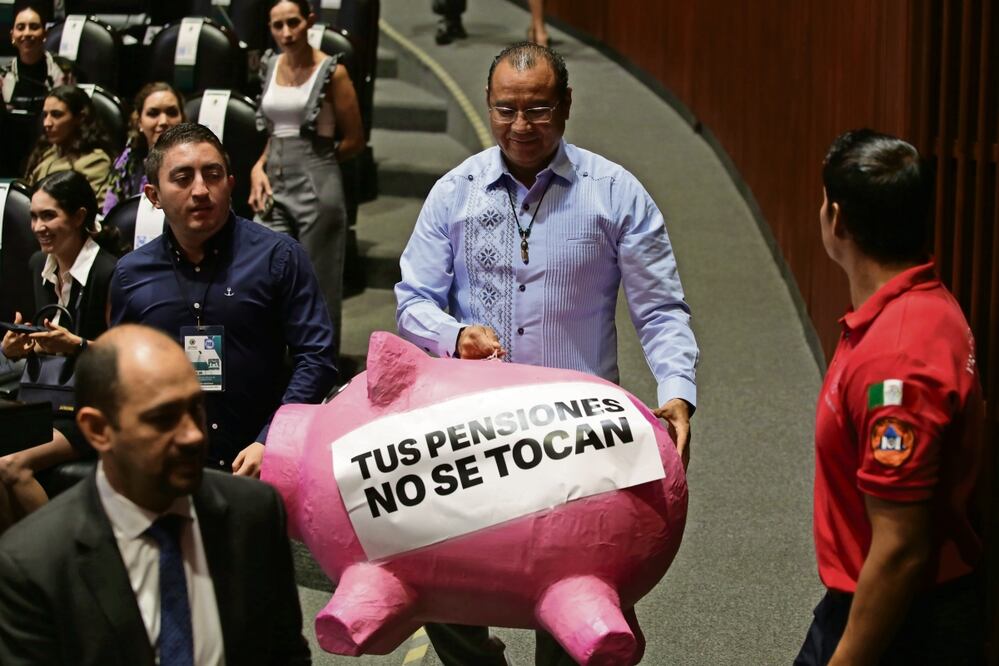 Durante el debate, el diputado del PAN Roberto Valenzuela se paseó en el salón del pleno con una alcancía gigante en rechazo a la iniciativa morenista. Foto: de Carlos Mejía. El Universal