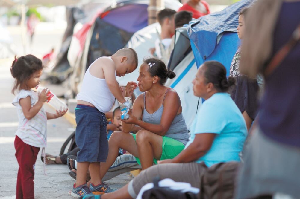 Migrantes centroamericanos, en Matamoros, Tamaulipas, esperan la respuesta sobre sus solicitudes de asilo para permanecer en EU. Foto: HENRY ROMERO. REUTERS