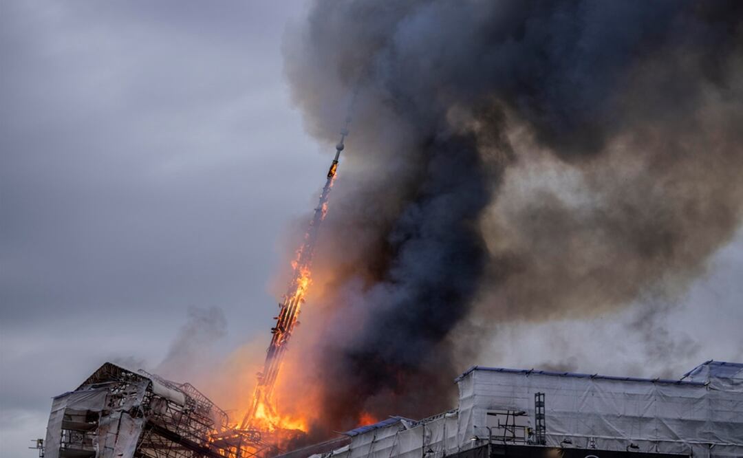 La aguja se derrumba durante el incendio en el antiguo edificio de la Bolsa (Boersen), en Copenhague. Foto: EFE