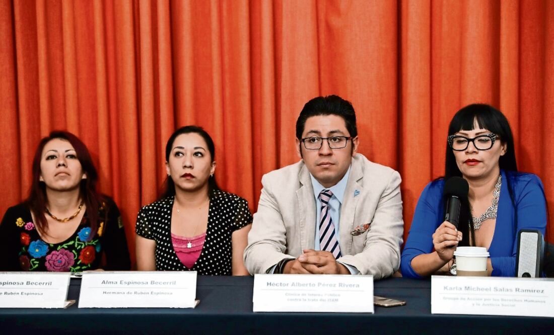 Familiares de las cinco víctimas asesinadas el 31 de julio de 2015 en un departamento en la colonia Narvarte dieron una conferencia de prensa. (LUIS CORTES. EL UNIVERSAL)