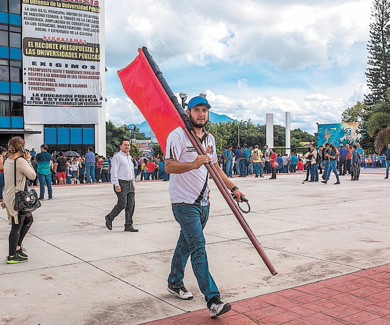 EL DATO Suspensión.Tras colocar las banderas rojinegras, los sindicalizados se organizaron para resguardar las instalaciones. ESPECIAL