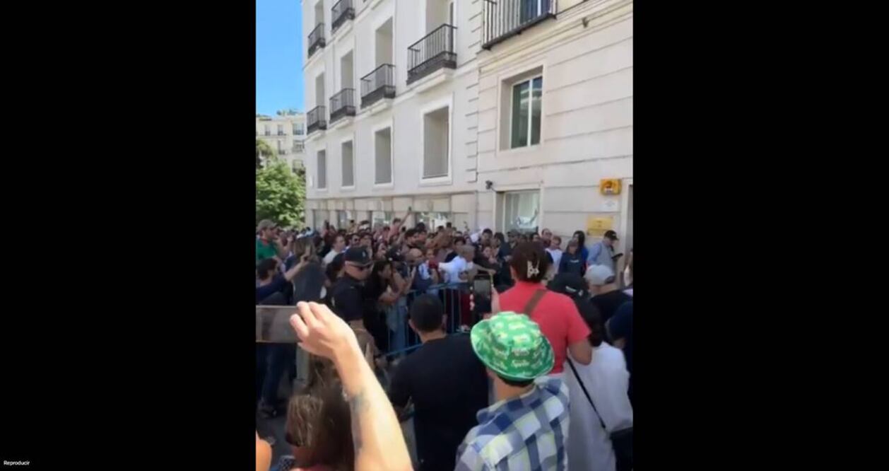 Mexicanos salen a votar en el mundo: filas en Madrid, París y ciudades de EU. Foto: X @tatianotzin