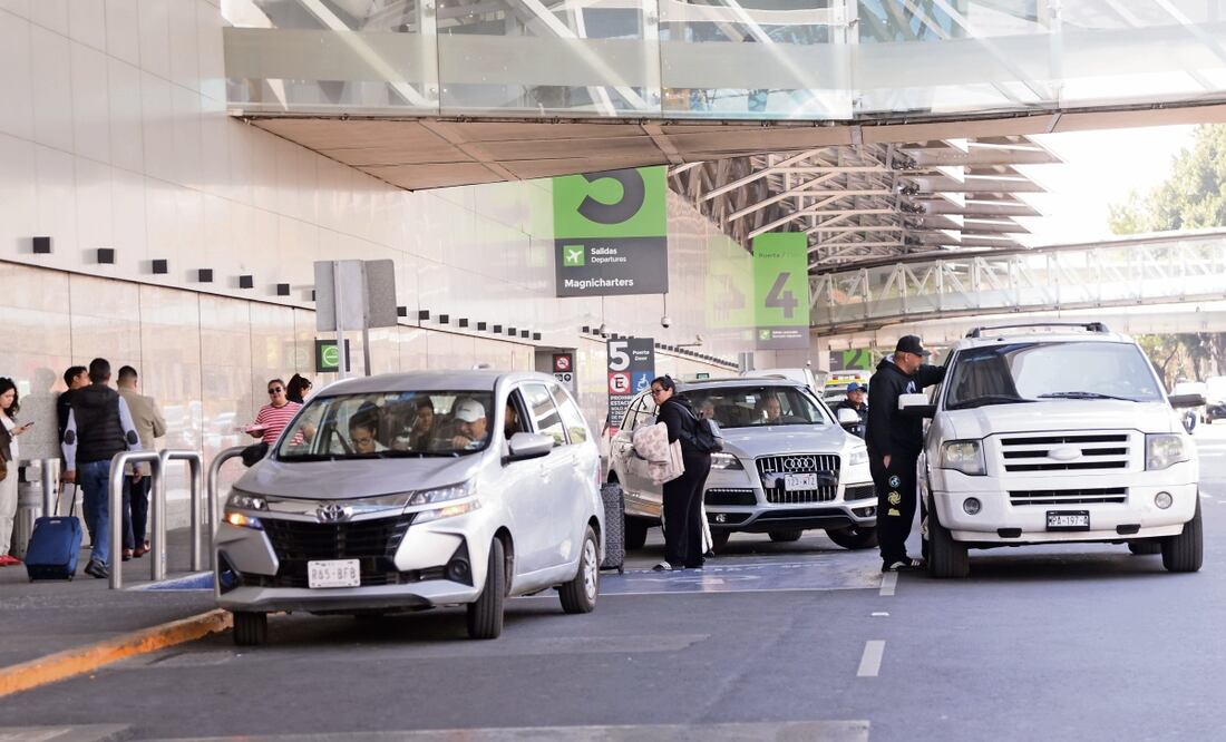 El no respetar la señalización puede poner en peligro a los usuarios que ascienden o descienden de los vehículos, indicó una funcionaria de la SSC. (07/02/2025) Foto: Carlos Mejía | El Universal