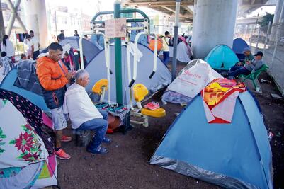 Migrantes forman albergue callejero