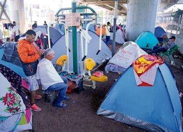 Migrantes forman albergue callejero
