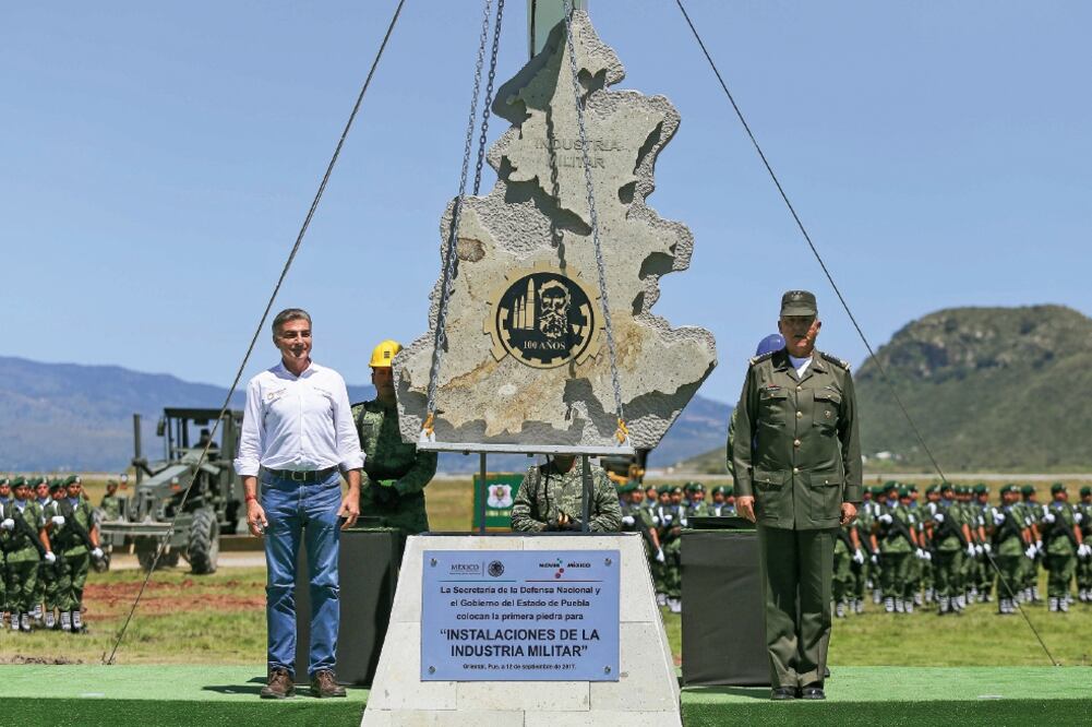El gobernador de Puebla, José Antonio Gali, y titular de la Sedena, general Salvador Cienfuegos, encabezaron ayer la ceremonia de colocación de la primera piedra de las nuevas instalaciones castrenses en el municipio Oriental (ESPECIAL)