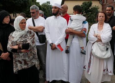 Musulmanes asisten a misa tras ataque a iglesia francesa