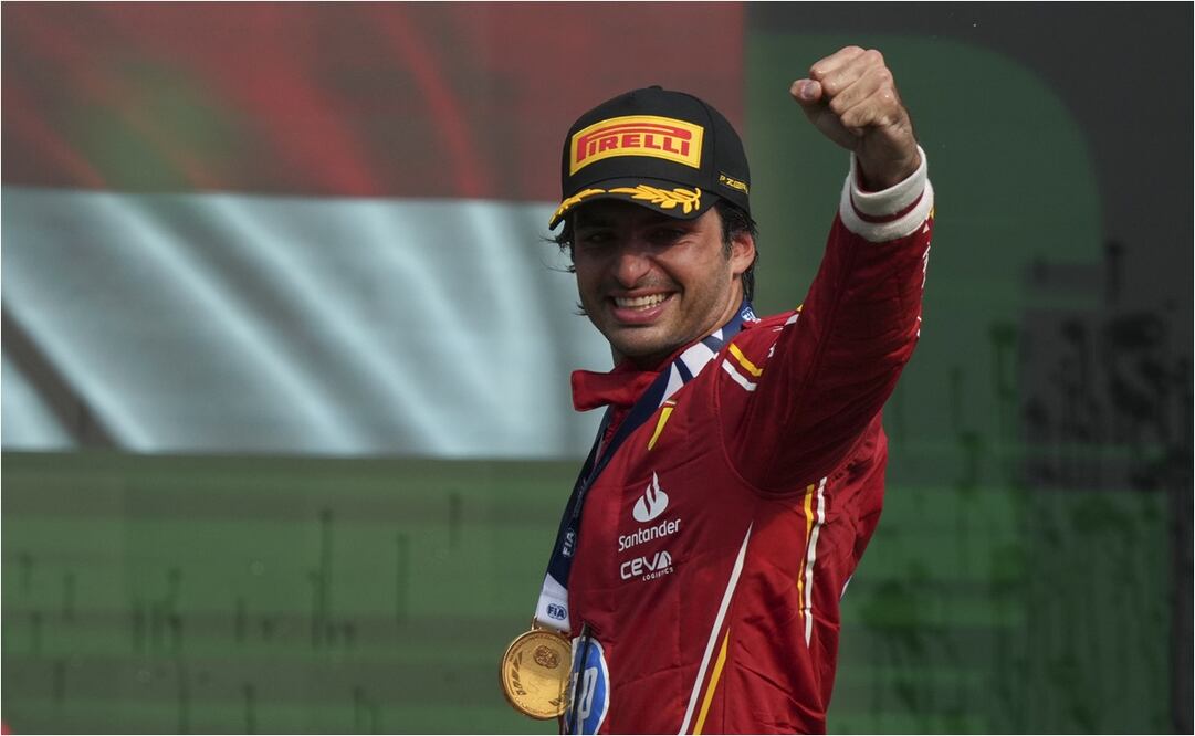 FOTO: AP - Carlos Sainz agradece a la afición mexicana tras el GP de México