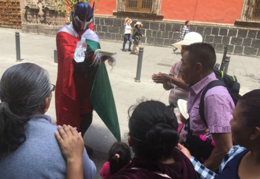 Crónica de coronavirus. “Oliver Prime” lucha contra el Covid-19 en México; reparte gel antibacterial y cubrebocas