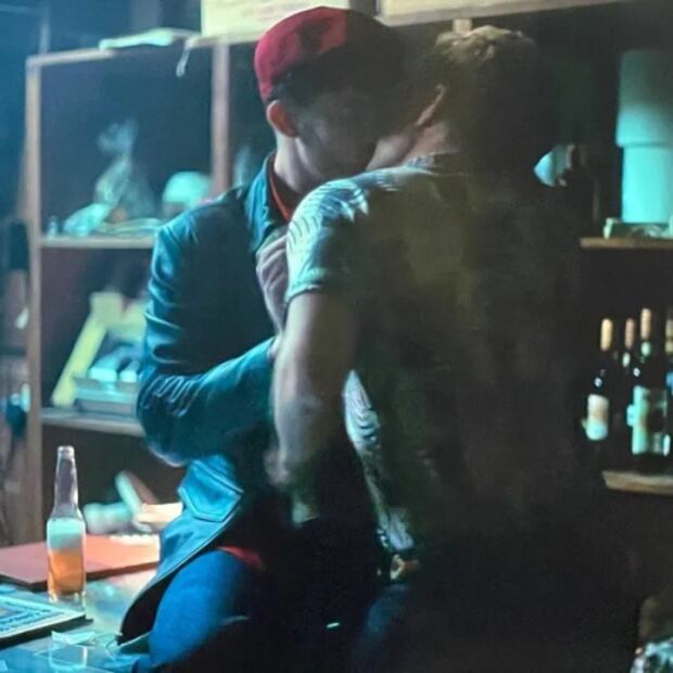 El cantante y el actor protagonizan tremendo beso en la cinta Cassandro Foto: Especial