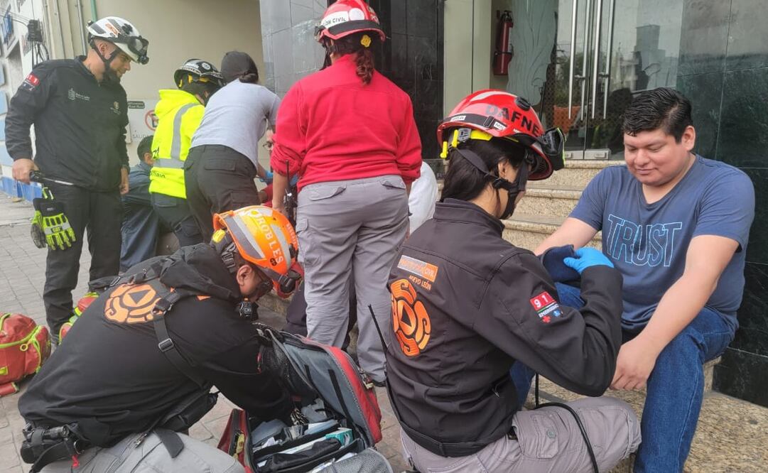 Tres trabajadores fueron atendidos tras caer en un elevador en funeraria de Monterrey. Foto: Cortesía / Berna Ruiz