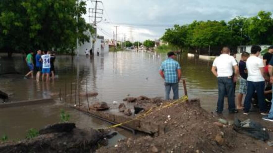 Joven aprovecha inundaciones para pasear en kayak
