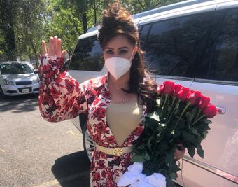 Yadhira Carrillo le lleva flores y comida a Juan Collado para celebrar San Valentín