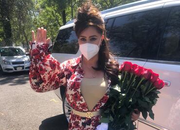 Yadhira Carrillo le lleva flores y comida a Juan Collado para celebrar San Valentín