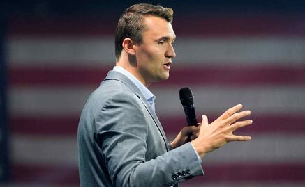 Llega el cuerpo de Charlie Kirk a Arizona escoltado por fuerzas de EU para rendirle homenaje