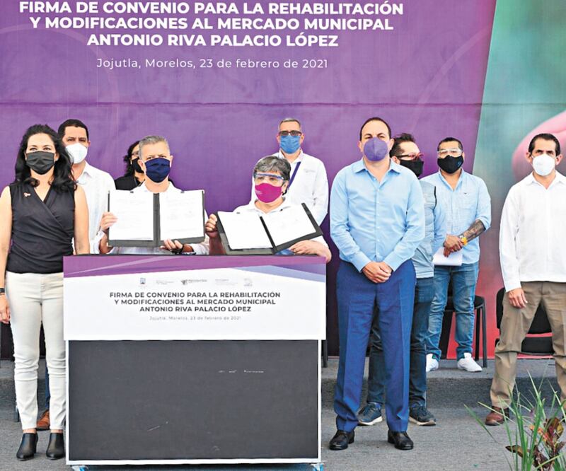El mandatario local (al frente a la derecha) también se comprometió públicamente a agilizar la reconstrucción del mercado de Zacatepec. Foto: Especial