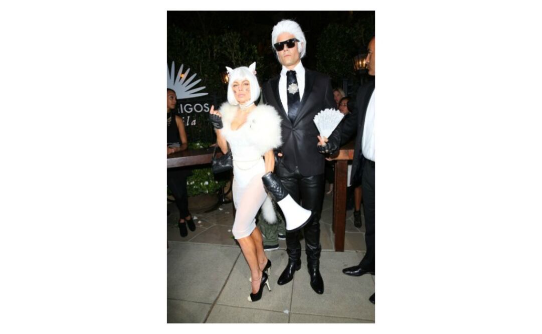 Fergie y Josh Duhamel como Karl Lagerfeld y su gato Choupette. 