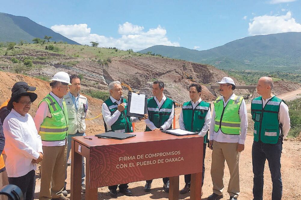 Autoridades federales y estatales en un recorrido por obras de la carretera Oaxaca-Costa, donde se firmó un acuerdo para concluir la vía en 2022. Foto/ARCHIVO EL UNIVERSAL