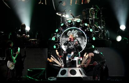 Reventa y souvenir en concierto de Guns N' Roses