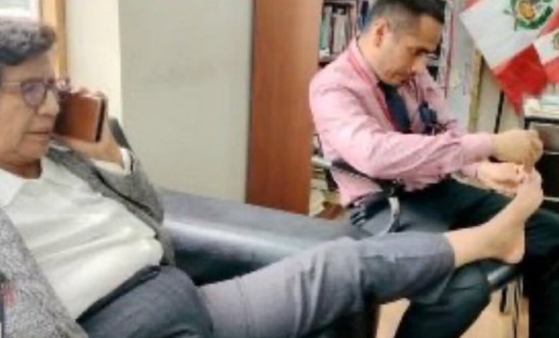 Lucinda Vásquez hizo que su asesor le cortara las uñas de los pies en 2024. Foto: Captura de pantalla